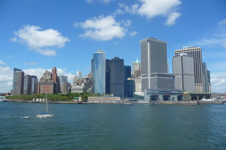 New York skyline della città dallo Staten Island Ferry